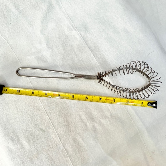 VINTAGE | Wire Whisk Egg Beater - Picture 4 of 5